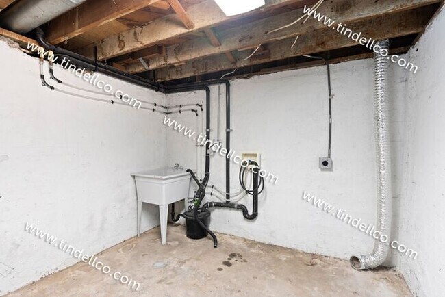 Building Photo - Darling 2 Bedroom North Tabor Home With Of...