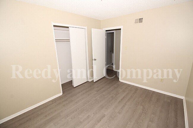 Building Photo - 5677 Fenway Dr