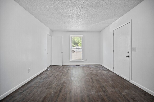 Building Photo - 4754 Trenton Dr