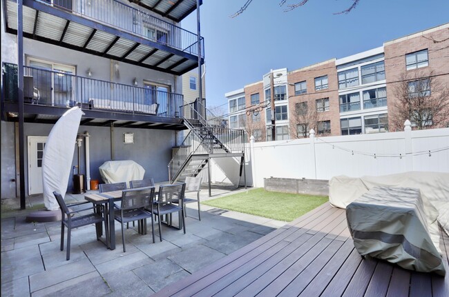 Building Photo - 421 Jackson St