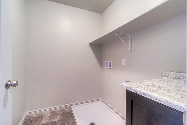 Building Photo - 4 Bedroom End Unit in Sienna Hills! Small Dog Friendly!