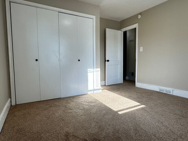 Building Photo - Recently updated spacious 2 bedroom with flex space and fenced backyard