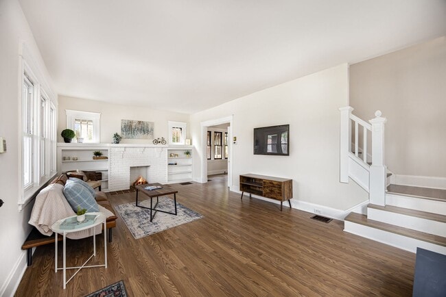 Building Photo - Move in by 3/15 for reduced rent special! Renovated 3 bedroom minutes from Hyde Park!