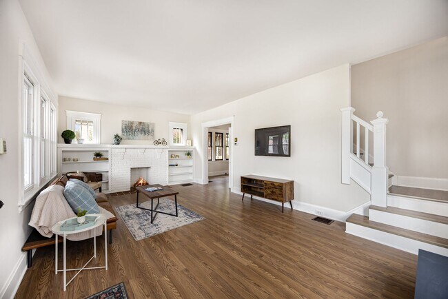 Building Photo - Ready to move in today! Renovated 3 bedroom minutes from Hyde Park!