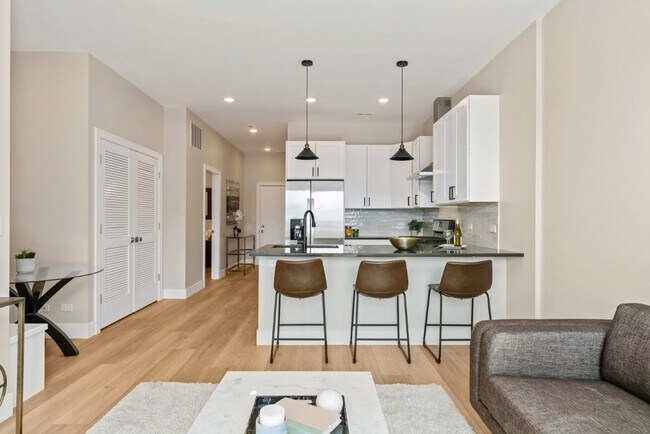 Building Photo - 1646 W Belmont Ave