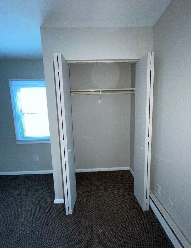 Building Photo - Studio Cottage For Rent ON W Erie - Huge Y...