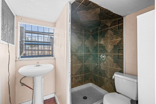 Building Photo - Cozy 1 Bedroom Apartment w/ Storage Space, Minutes from TTU & Downtown LBK