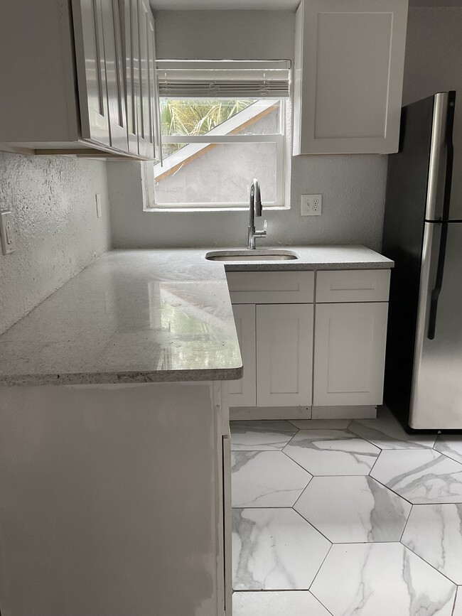 Building Photo - 1356 W 24th St