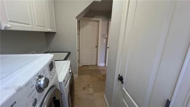 Building Photo - 4236 E Cherokee Dr