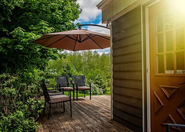 Building Photo - Epic Retreat! Fully Furnished Fall/Winter ...