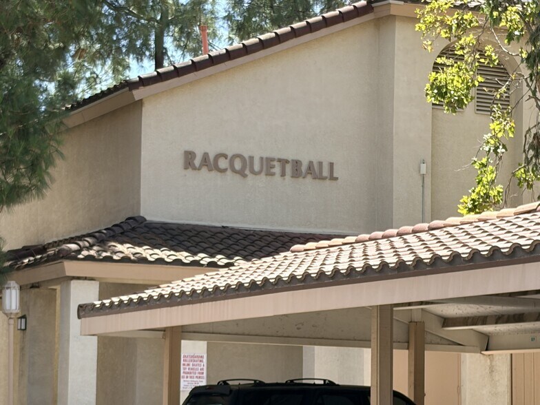 Many amenities, pools, tennis courts, gym, racquetball and more! - 653 Oak Run Trl