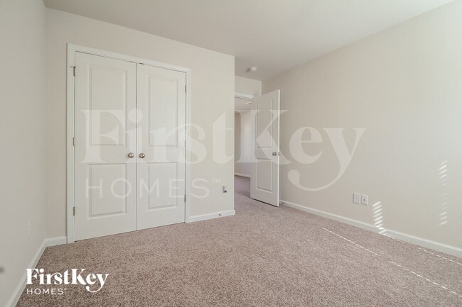 Building Photo - 530 Hillpark Ln