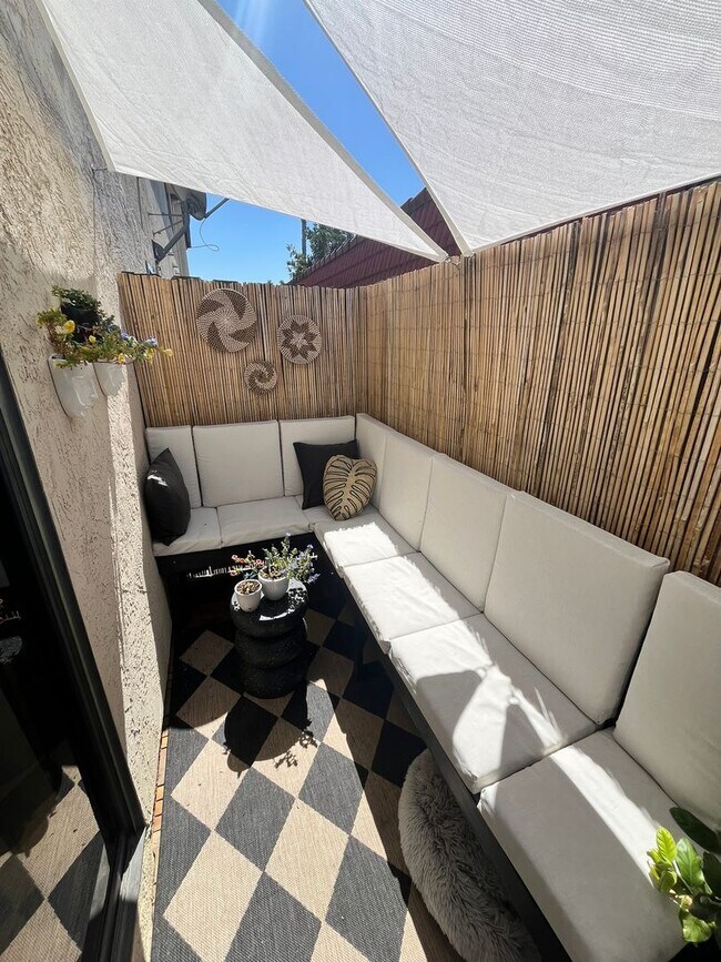 Building Photo - Stunning 2-Bed, 2-Bath Renovated Home with Private Patio & Parking!