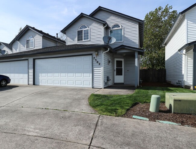 Primary Photo - 3 Bedroom Townhouse near Vancouver Mall! (...