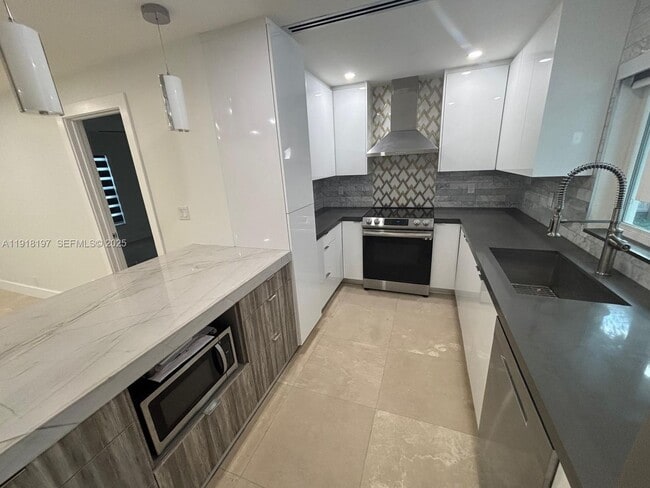 Building Photo - 2900 SW 16th St