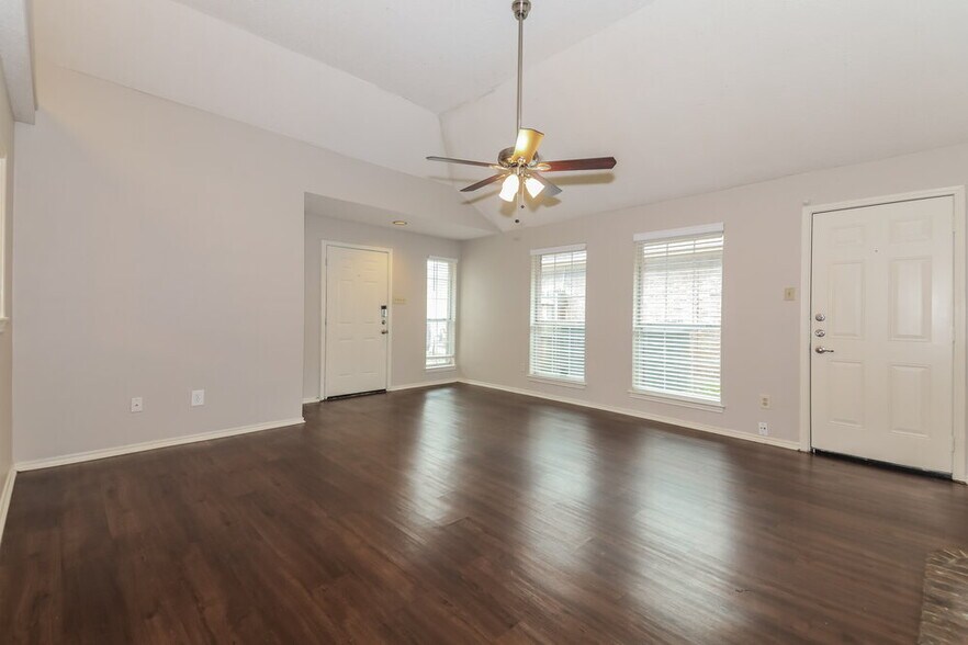 Building Photo - 9723 Pinehurst Ln