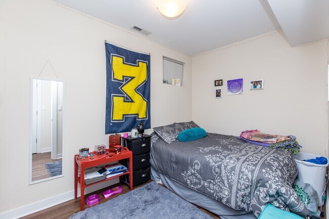 Building Photo - HUGE 4bed/2bath Condo Quality GARDEN unit in Wicker Park! Central Air! In-Unit Laundry!