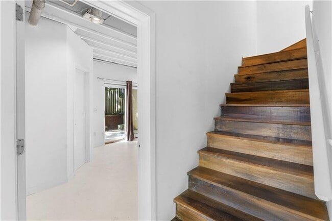 Building Photo - 5 Krog St NE