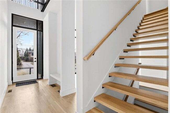 Building Photo - 816 Berne St SE