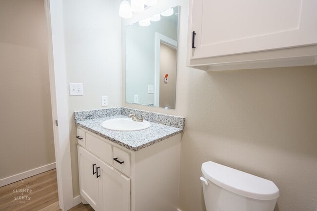 Building Photo - 3-Bedroom Townhome with Garage & Private Y...