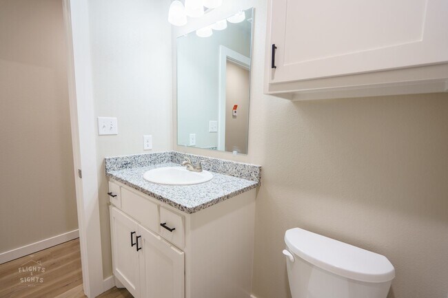 Building Photo - Open-Concept 3/2 Duplex with Modern Finishes & Natural Light