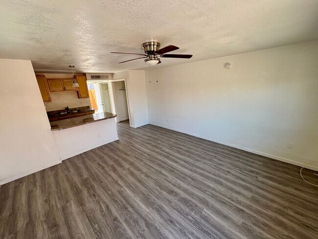 Building Photo - 729 E Mission Ln