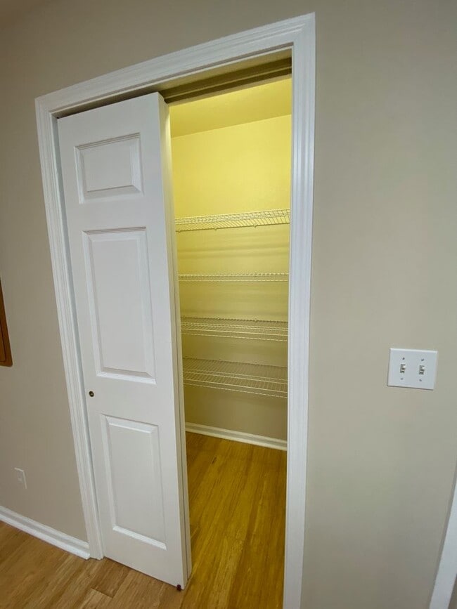 Building Photo - North AVL - Spacious 2/2 Apartment with st...