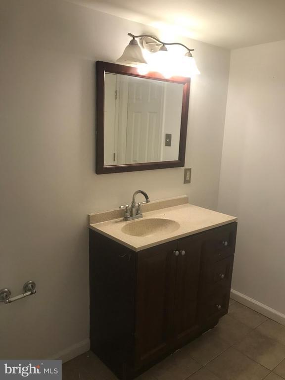 Building Photo - 3750 Clarendon Ave