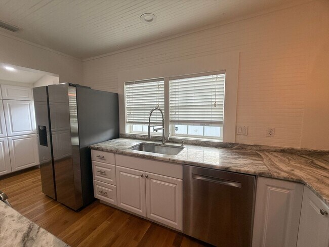 Building Photo - Updated Costal - Style home