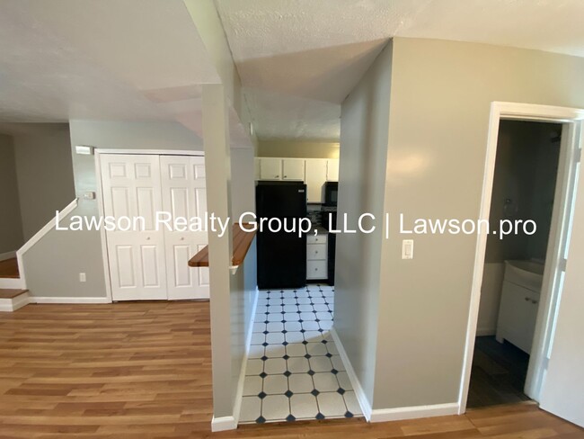 Building Photo - Two Bedroom Townhome in Cloverdale