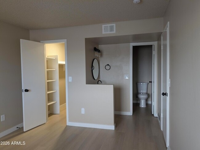 Building Photo - 533 W Guadalupe Rd