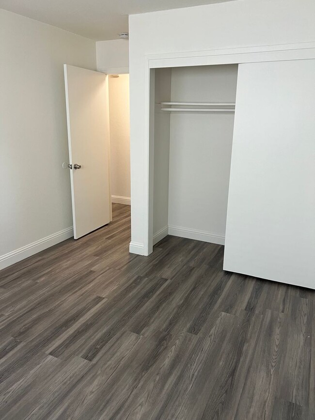 Building Photo - NICE APARTMENT IN ROSEVILLE!!