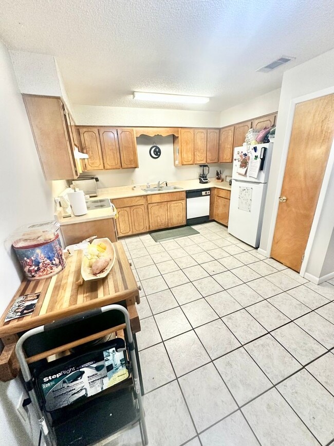 Building Photo - Nice 2 bedroom / 2 bathroom / 2 car garage single story town home for rent in Shalimar!