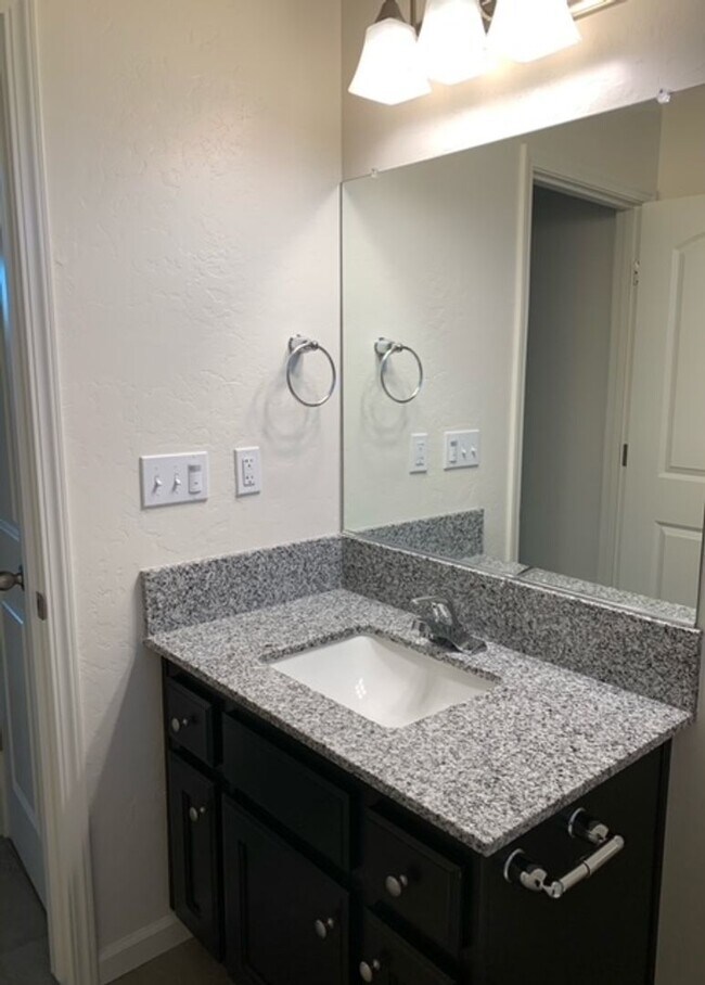 Building Photo - 4613 W Flagstaff Ave