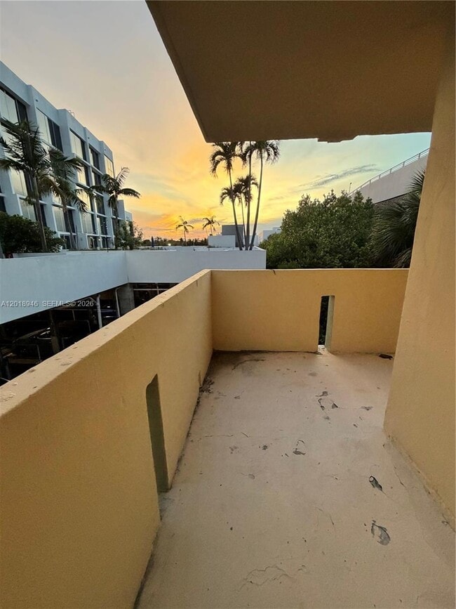 Building Photo - 2924 Collins Ave
