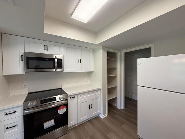 Building Photo - 1106 Oakwood Dr