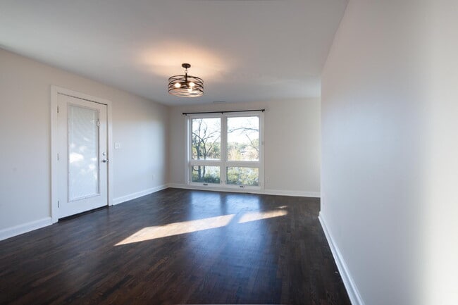 Building Photo - Mid Town Location with a Water View