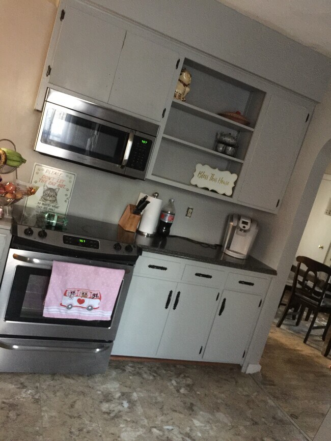 Building Photo - 322 E 4th St