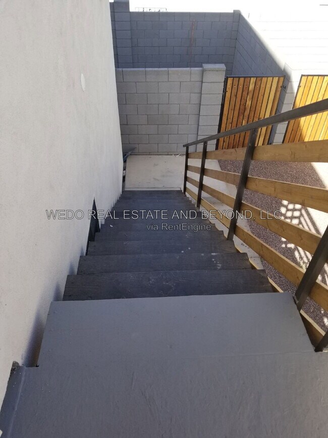 Building Photo - 813 E Siesta Dr