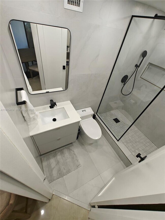 Building Photo - 825 Brickell Bay Dr