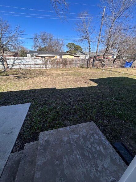 Building Photo - 2301 Cochran St