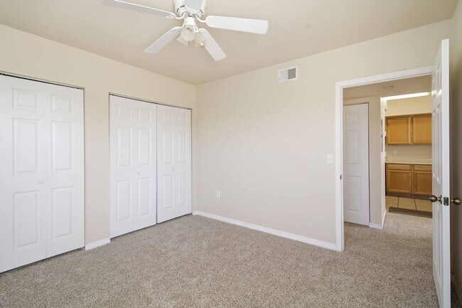 Building Photo - Spacious 2/2 unit available now for annual lease