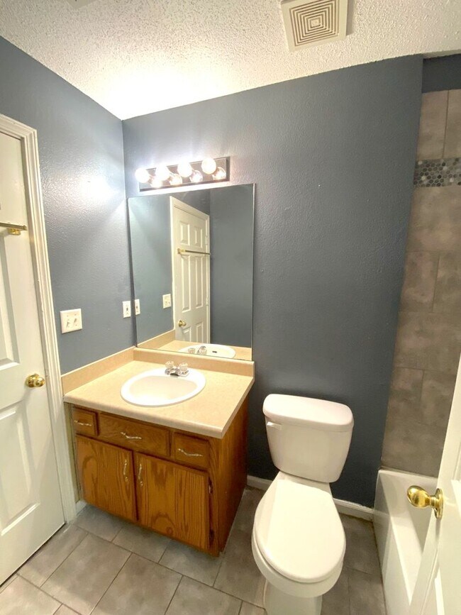 Building Photo - 4858 Royal Run Dr