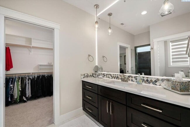 Building Photo - Stunning 5 Bedroom 4 Bath w/Daylight Basement West Richland!!!