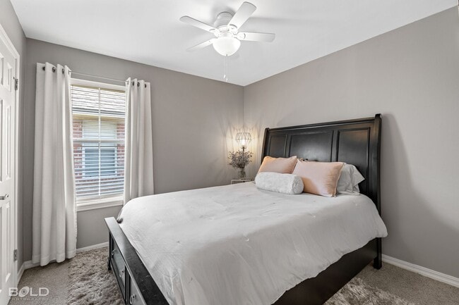 Building Photo - Check Out this 4 bed 2 bath