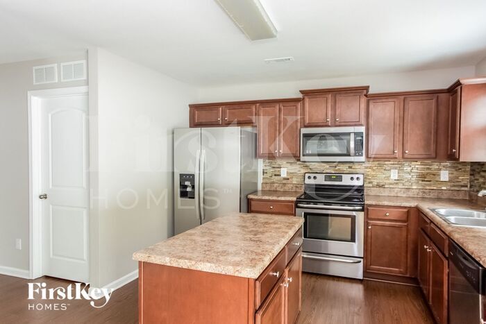 Building Photo - 5931 Sanders Farm Ln
