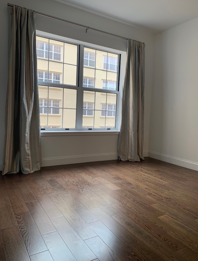 Building Photo - 10 Byron Pl