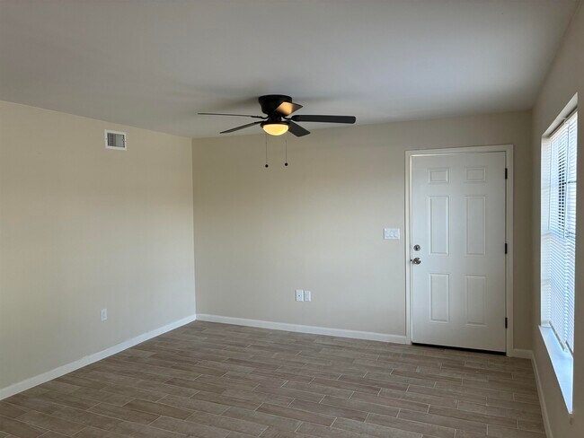 Building Photo - 705 Bustamante St