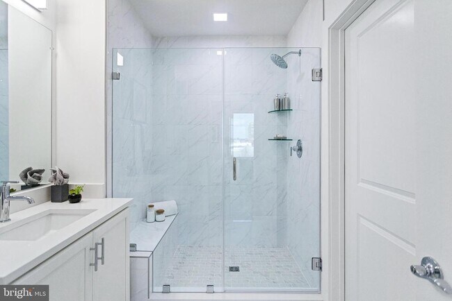 Building Photo - 701 N Henry St