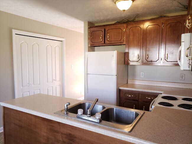 Building Photo - Coming in Jan! 3 Bed/2 Bath, Close to Post!